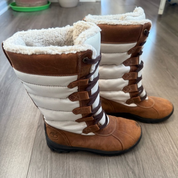 Timberland Sherpa-Lined Tan Winter Boots with White Trim - Picture 2 of 7